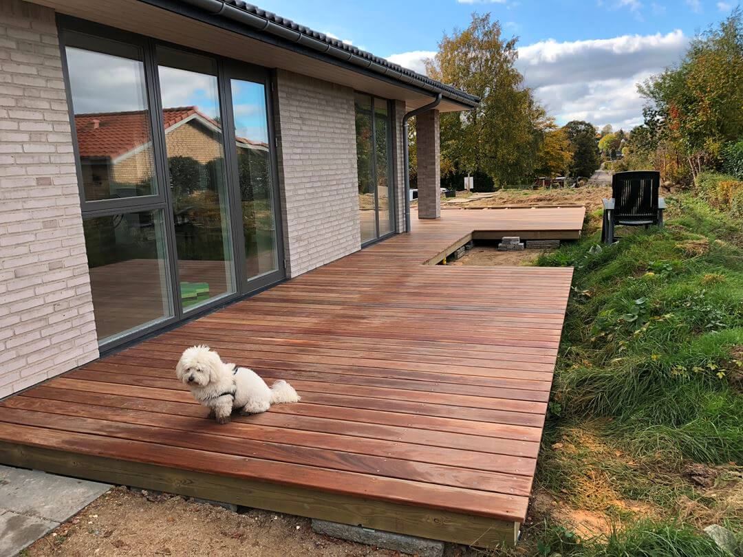 Træterrasse ved villa udført af RAE