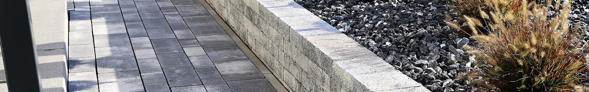 Støttemur af betonblokke udført af RAE