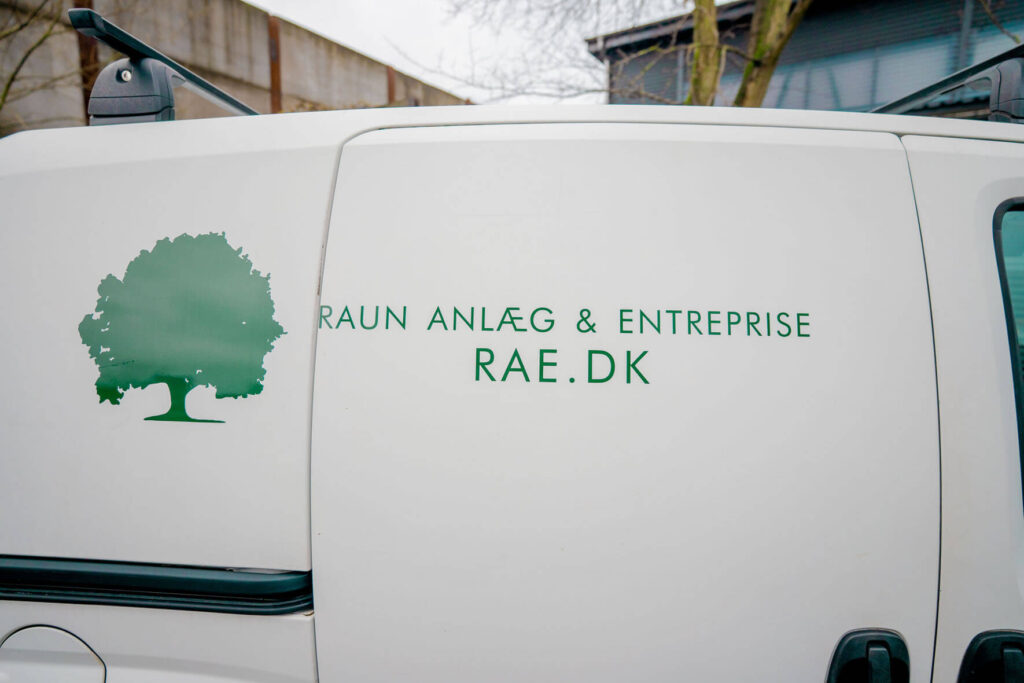 Raun anlæg & entreprise varevogn med logo fra siden
