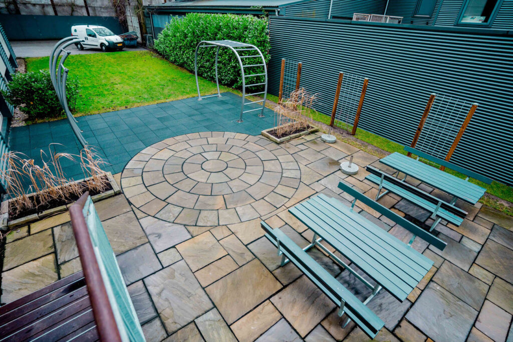 professionel brolægning, flisebelagt terrasse med bænke og legeplads