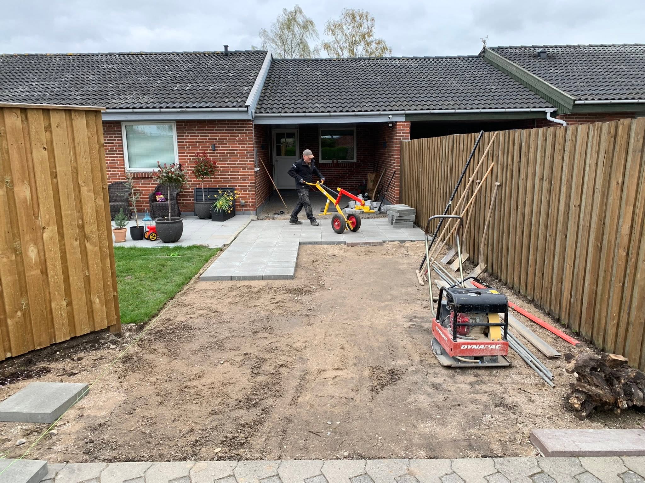 Klargøring og etablering af ny fliseterrasse udført af RAE