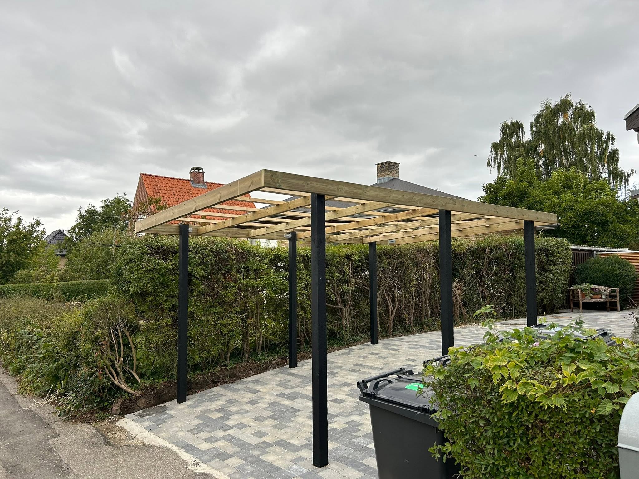 Ny flisebelægning under carport udført af RAE