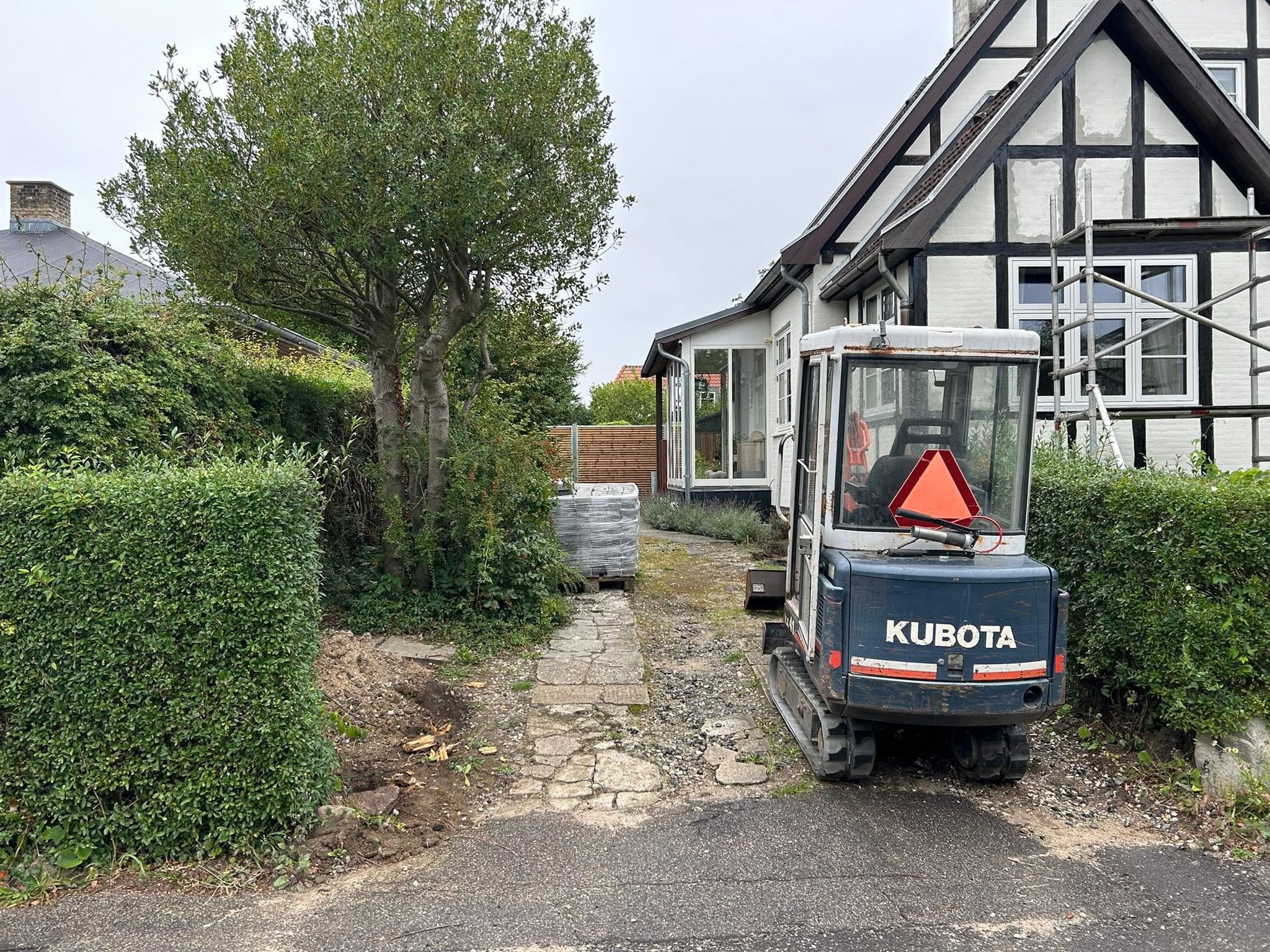 Eksisterende indkørsel før etablering af ny belægning og carport