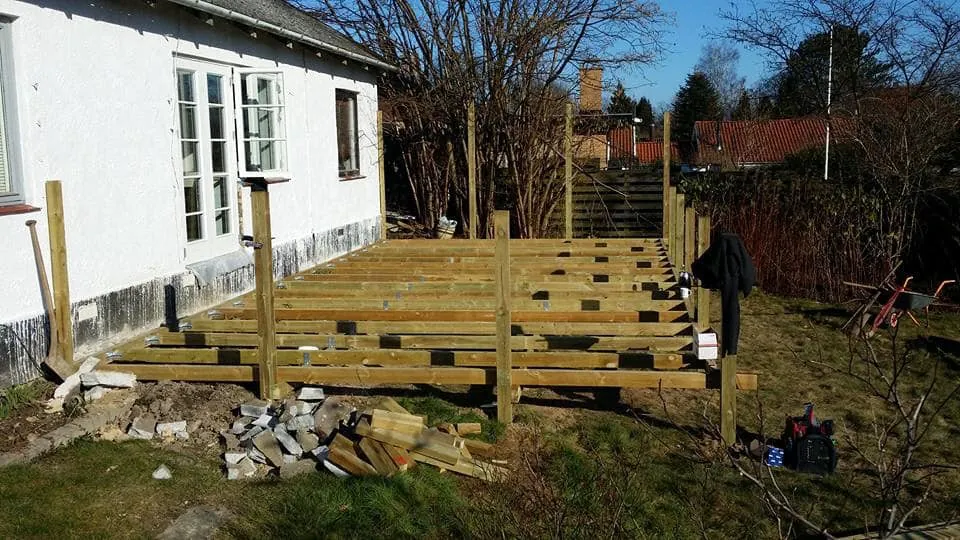 Opbygning af hævet træterrasse med synlig underkonstruktion