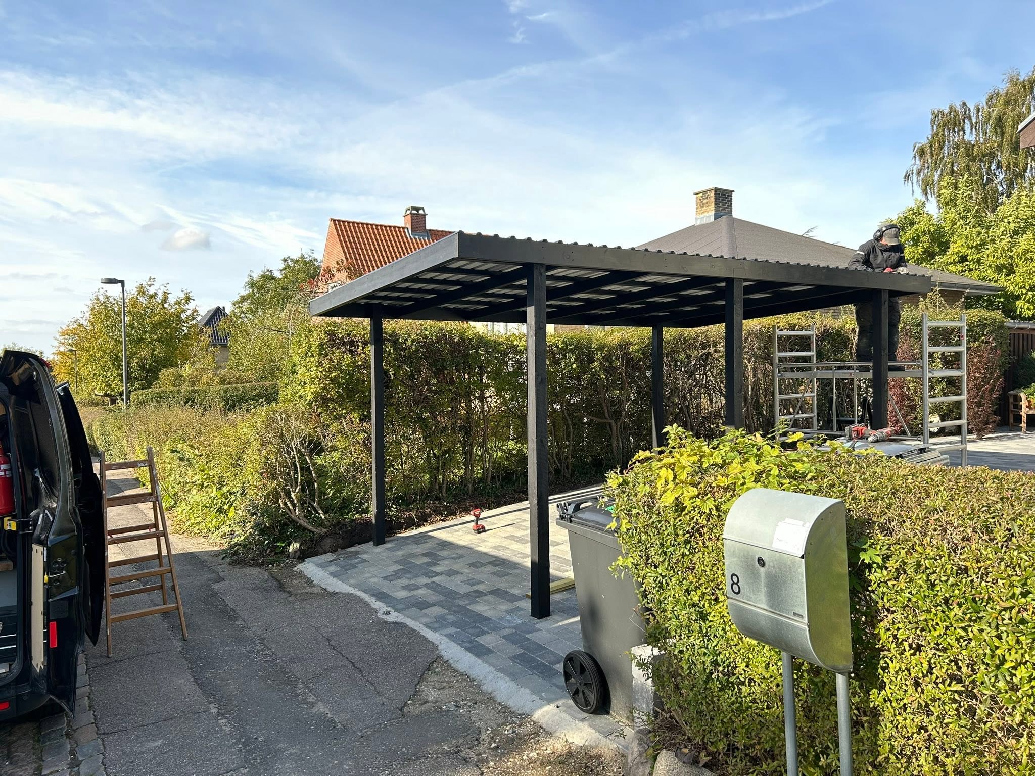 Færdig carport med ny flisebelægning udført af RAE