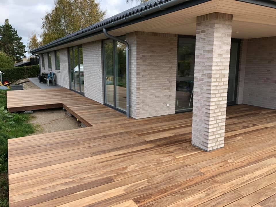 Færdig træterrasse udført af RAE