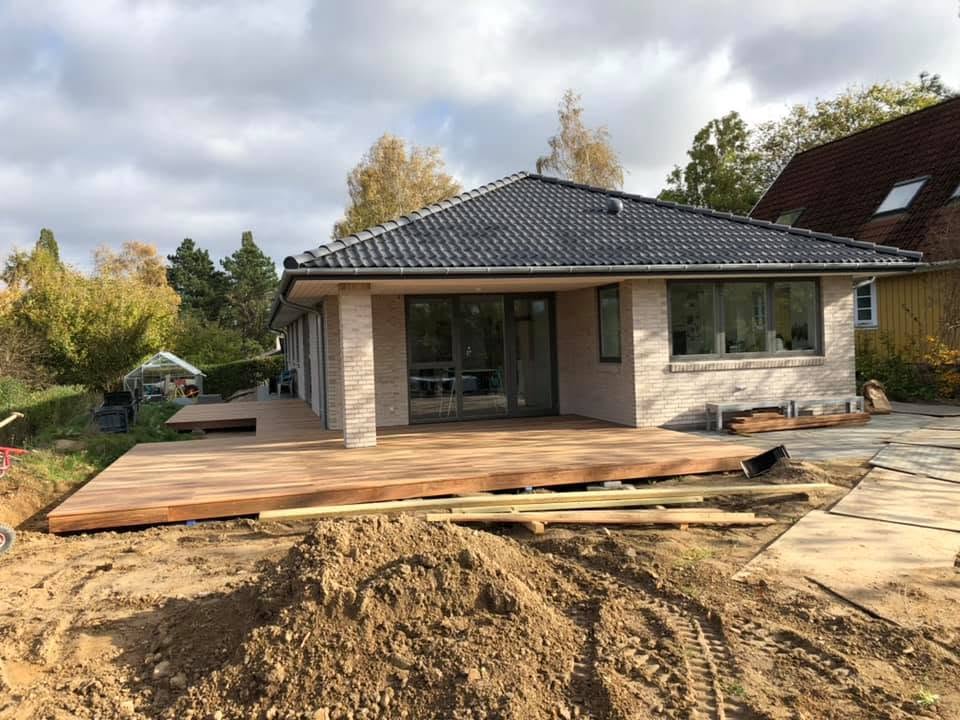Ny træterrasse ved bolig udført af RAE