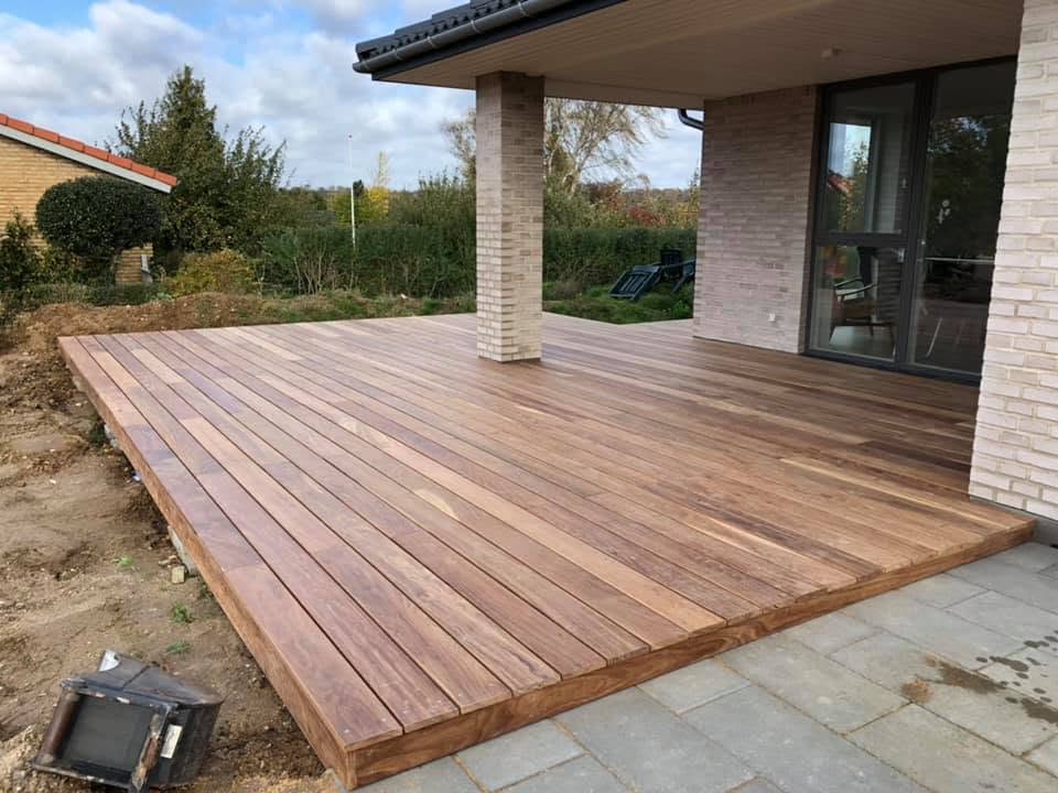 Træterrasse tilpasset de eksisterende forhold omkring boligen