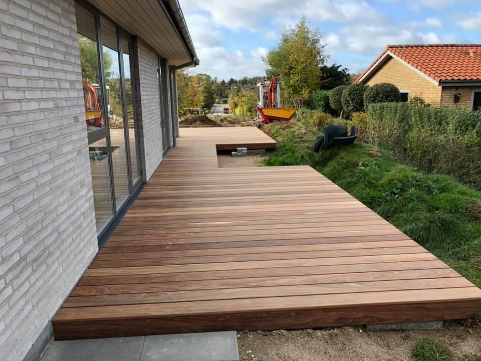 Detalje af færdig træterrasse udført af RAE