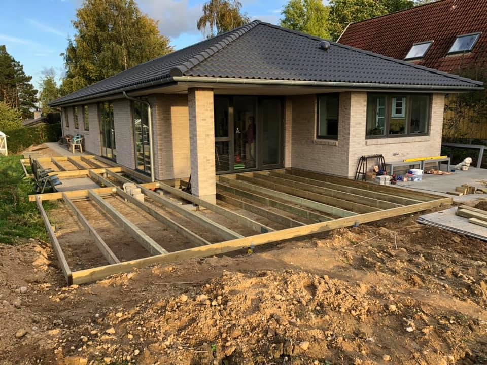 Opbygning af træterrasse under arbejdet