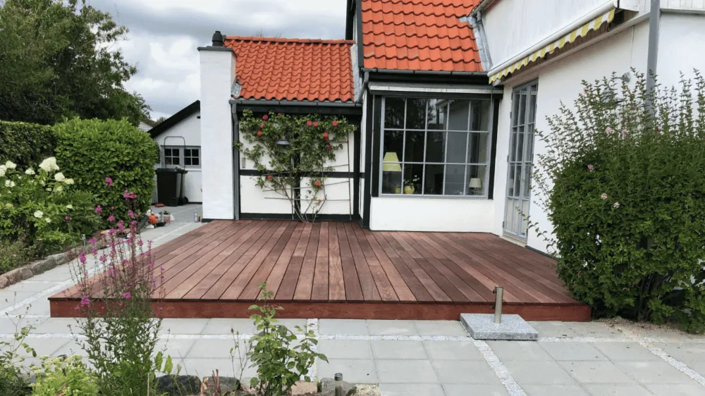 Træterrasse i niveau med haven ved bolig